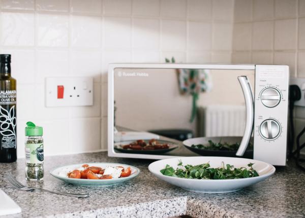 6 alimente care nu trebuie niciodata reincalzite la cuptorul cu microunde