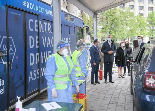 andrei baciu 509 persoane vaccinate in 8 ore de la deschiderea primului centru drive thru din bucuresti o persoana pe minut
