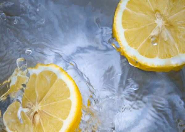 apa calduta cu lamaie dimineata efecte miraculoase in organism