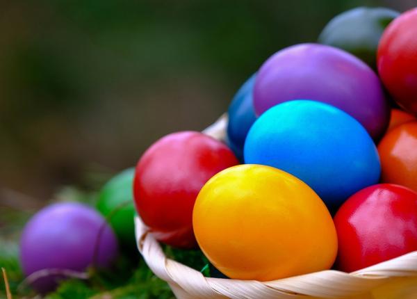 cum sa ai cele mai frumoase oua rosii de pasti vopseste le cu ceara