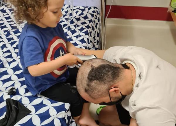 tata si fiica s au tuns reciproc micuta de doar 3 ani are o tumora de 2 kg in cutia toracica