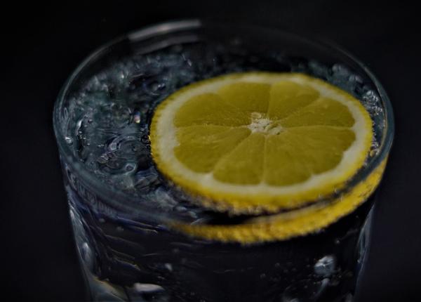 nu mai pune niciodata felii de lamaie in pahar pericolul ascuns la care te supui