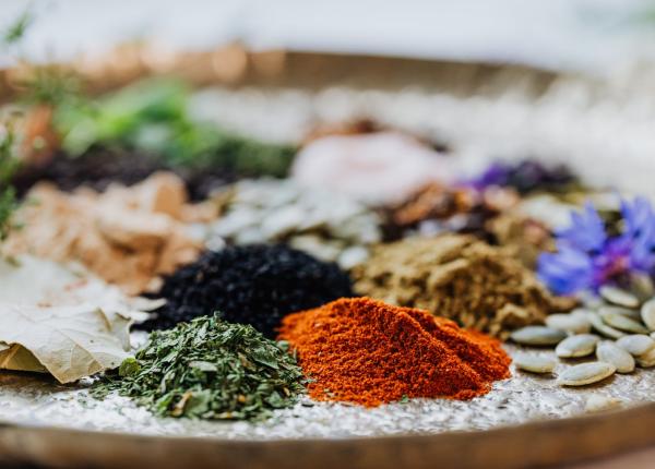 10 ierburi aromatice care dau o savoare aparte mancarii