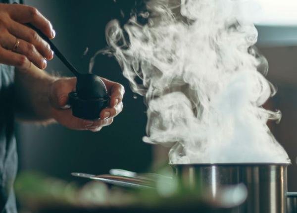 femeie gasita inconstienta intoxicata de fumul de la mancarea uitata pe aragaz