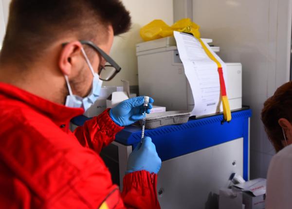 caravana de vaccinare mobila raed arafat a imunizat sateni dintr o comuna din mures