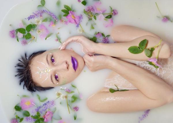 15 plante cu efect vindecator o mana de plante adaugate in apa cand faci baie vor face minuni pentru starea ta