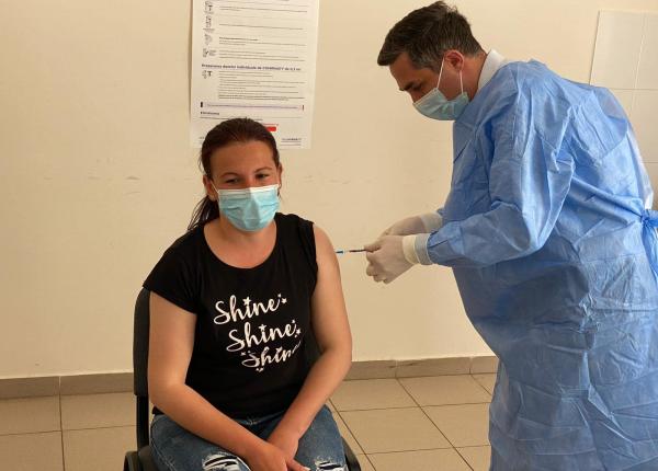 valeriu gheorghita coordonatorul campaniei de vaccinare a mers sa vaccineze in satul natal din judetul arges