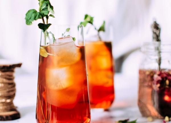 4 retete de ceaiuri racaritoare si de detoxifiere perfecte pentru vara