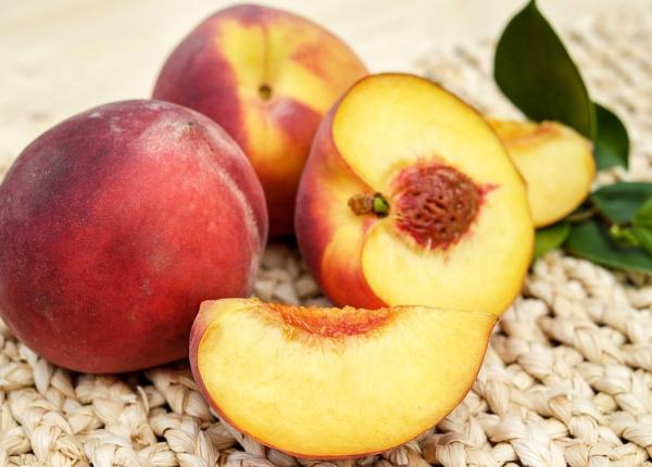 bunele maniere la masa piersicile se consuma cu furculita si cutitul cand poti musca din fruct