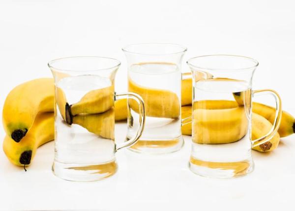 de ce e bine sa incepi fiecare dimineata cu un pahar de apa calda si o banana