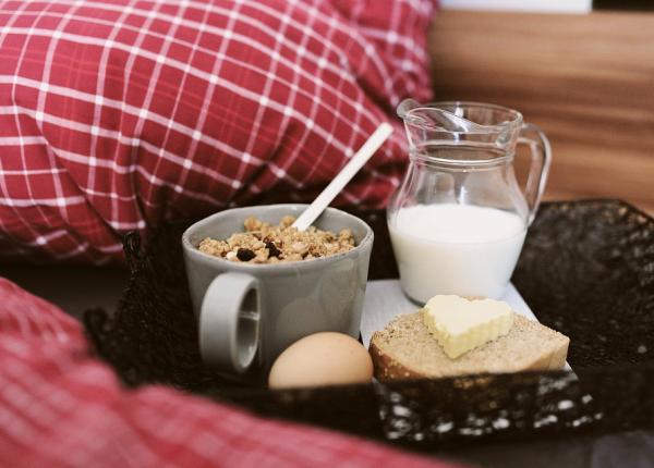 sfaturi esentiale pe care sa le ai in vedere daca iei micul dejun in pat