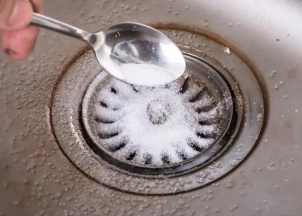 3 sfaturi simple pentru a desfunda chiuveta din baie sau bucatarie cu sare