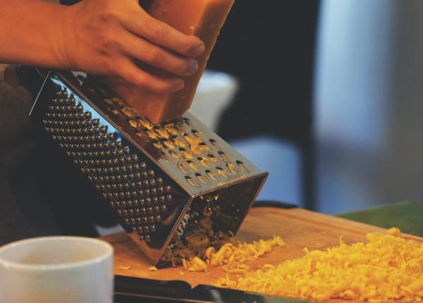 cum sa indepartezi petele de ceara depilatoare de pe haine cu un ingredient minune