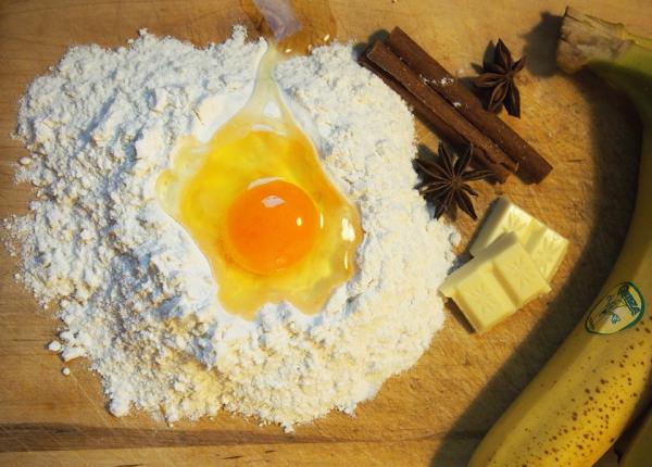 cum sa separi albusurile de galbenusuri cu un catel de usturoi