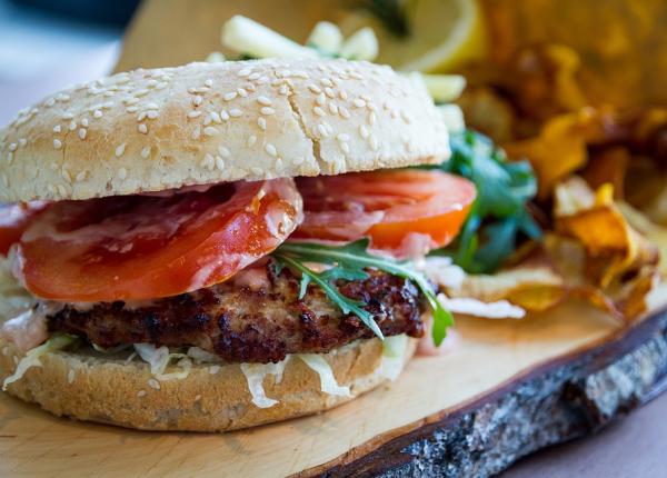 de ce nu ar trebui sa mananci un hamburger in timp ce conduci