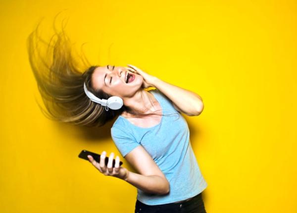 obiceiul banal care are consecinte grave asupra auzului si creierului