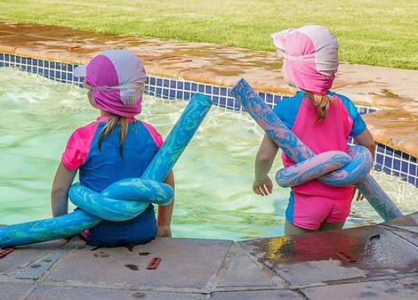 intoxicati cu clor sase copii au ajuns la spital dupa o baie in piscina unui hotel de lux intoxicati cu clor sase copii au ajuns la spital dupa o baie in piscina unui hotel de lux