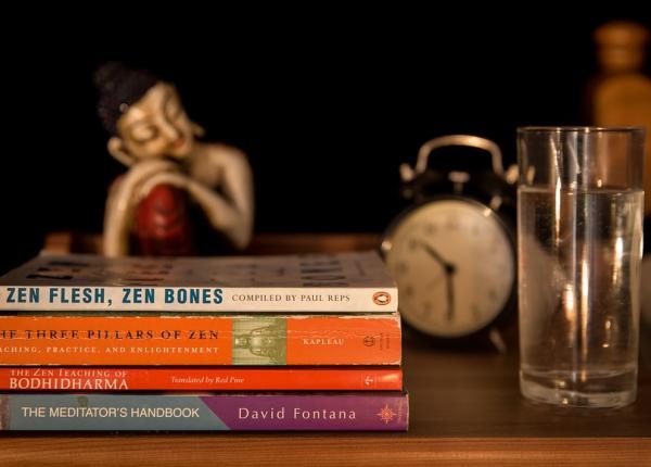 10 lucruri care nu ar trebui sa ti lipseasca de pe noptiera