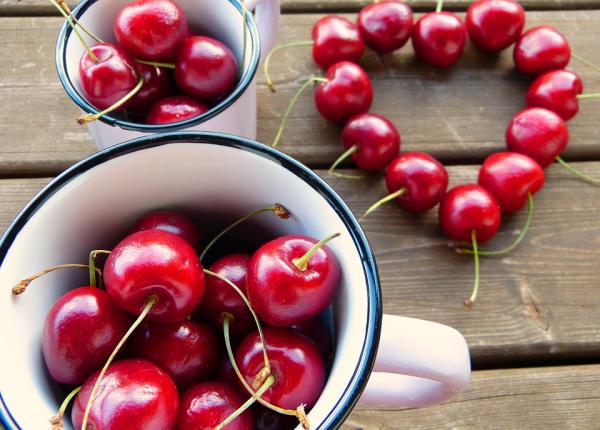 cum sa scoti rapid si usor samburii din cirese si visine fara sa te patezi pe maini