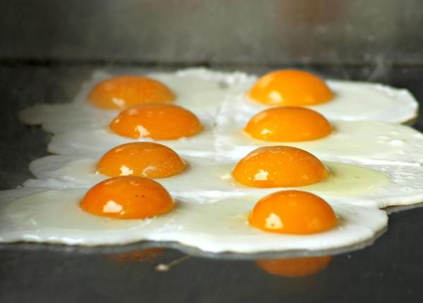 de ce sa pui faina in tigaie inainte sa faci oua ochiuri efectul intrece orice asteptari