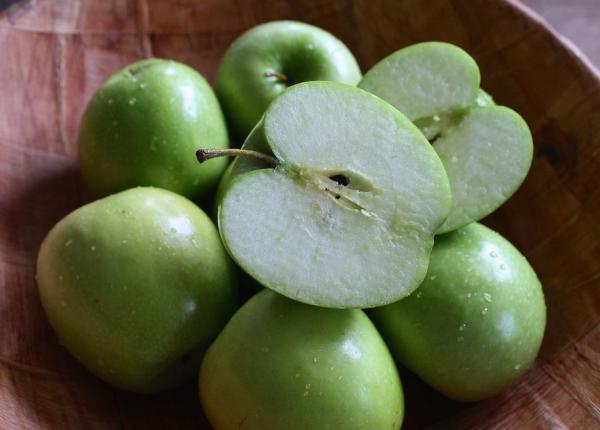 ceai de cuisoare si mere verzi detoxifica ficatul scade glicemia si intareste imunitatea