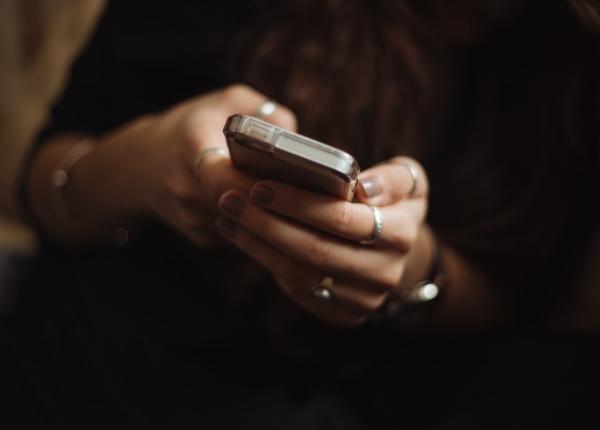 mitul telefoanelor mobile care provoaca aparitia cancerului distrus explicatiile unui medic