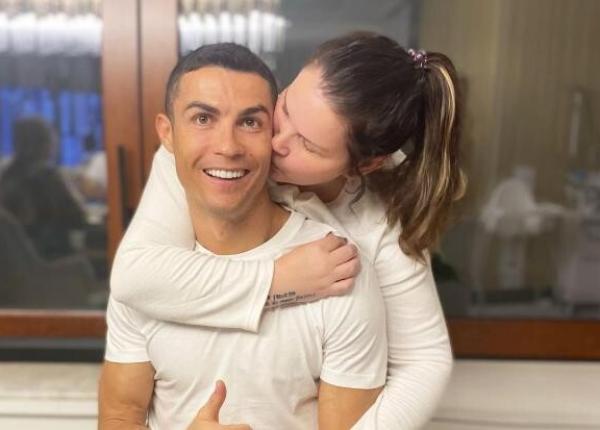 sora lui cristiano ronaldo in stare grava la spital din cauza covid 19