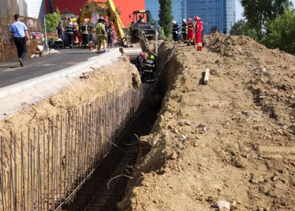 mal de pamant prabusit pentru muncitorii care sapau un sant doi barbati au fost transportati la spital alti 3 sunt cautati de pompieri