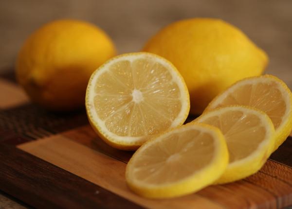 3 solutii naturale ca sa scapi de rugina de pe cada fara sa distrugi smaltul