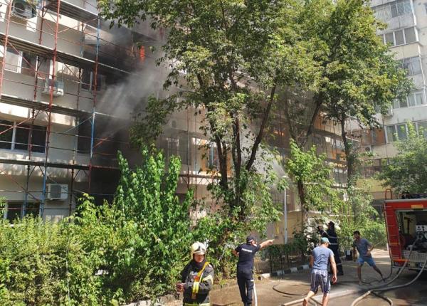 incediul din calea rahovei 38 locatari evacuati unul transportat la spital un pompier si un politist local ingrijiti de smurd