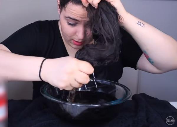 de ce sa iti speli parul cu cola truc incredibil incercat de o vloggerita iata ce a obtinut video