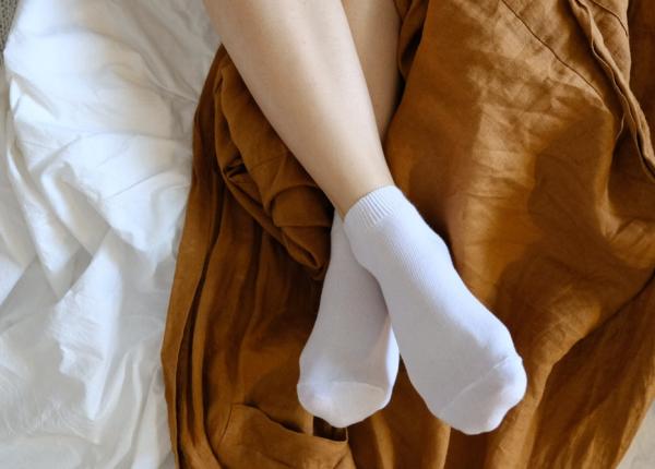 de ce sa dormi cu sosetele in picioare