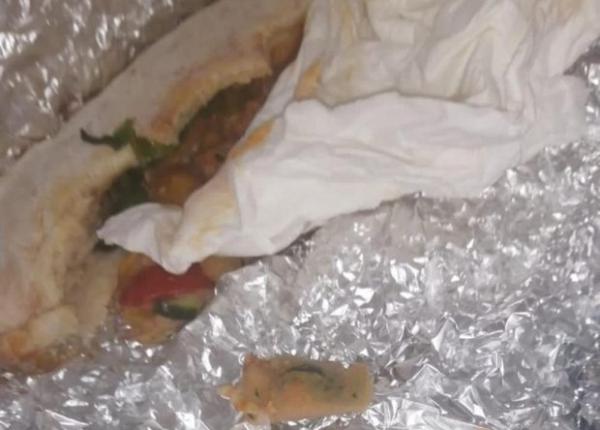 incredibil ce a gasit un tanar in mancarea comandata la un restaurant bucatarul va trebui sa faca analize de sange