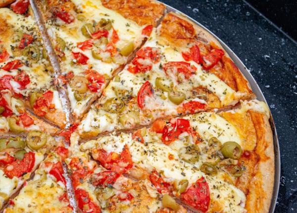 o femeie si a comandat pizza dar cand a vrut sa manance din ea a avut un soc de necrezut ce ingredient periculos a gasit foto