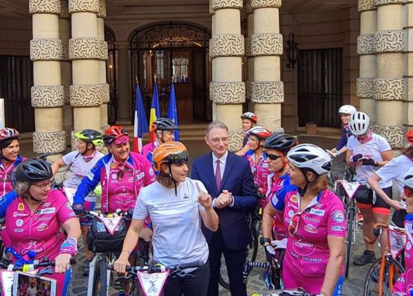 cursa inedita 20 de femei vin de la paris la bucuresti pe biciclete pentru pacientele care se lupta cu cancerul la san