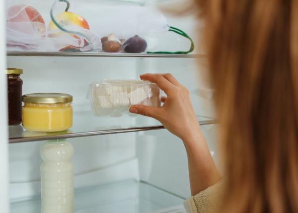 cum cureti cel mai usor petele din frigider metoda surprinzator de simpla