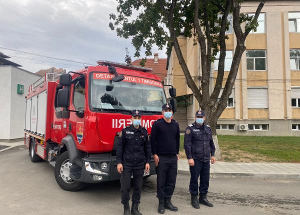 o autospeciala a pompierilor a ajuns in curtea spitalului victor babes din timisoara pregatita sa intervina in cazul unui incendiu