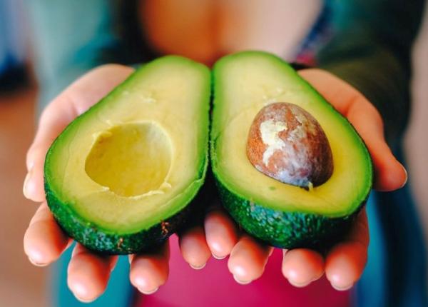 de ce sa nu arunci samburii si coaja de avocado 8 beneficii nestiute pentru sanatate