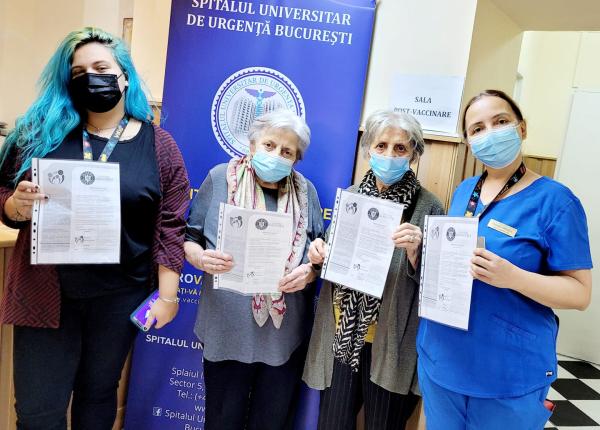 trei generatii imunizate anti covid cu doza 3 in aceeasi zi matusa vaccinul ne va ajuta sa invingem virusul