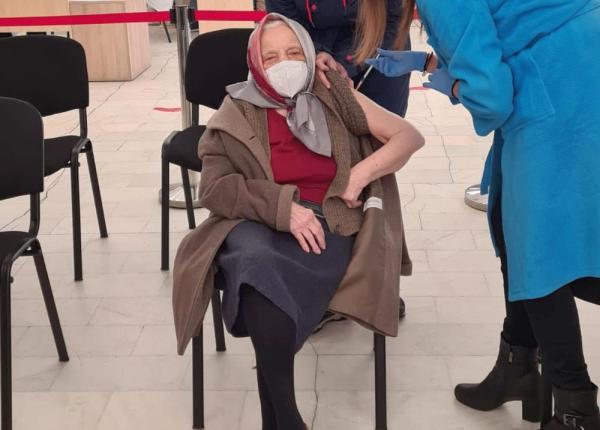 femeia de 105 ani care si a facut a treia doza de vaccin covid 19 m a convins nepoata mea care e medic