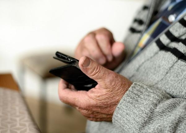 smartphone urile pot ajuta persoanele cu dementa inclusiv alzheimer sa si aminteasca sarcinile zilnice studiu