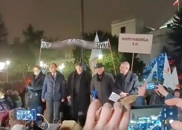 covid scandal in polonia dupa ce cinci parlamentari antivaccinisti au defilat cu o pancarta cu un slogan de inspiratie nazista