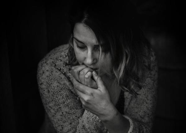 obiceiul de a roade unghiile nu este doar un simplu obicei iata cand devine o problema si trebuie rezolvata la psiholog