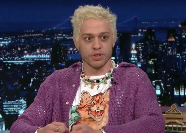 pete davidson iubitul celebrei kim kardashian sufera de o boala cronica inca din adolescenta la 17 ani avea 45 de kilograme