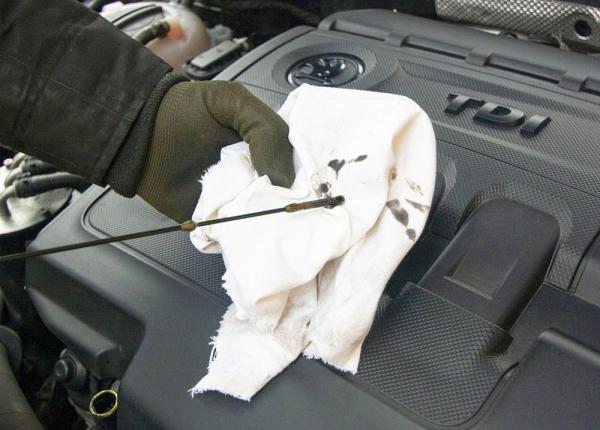 cum scoti petele de ulei de pe haine canapele si covoare