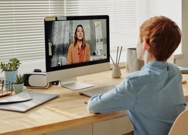 scoala online din cauza covid efect colateral nefast asupra ochilor copiilor dr dan stanila apar afectiuni oculare