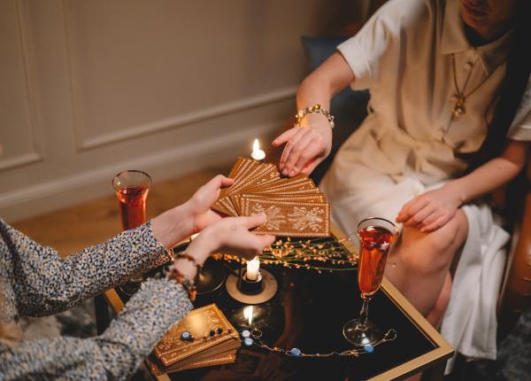 previziunile tarotologului amos romanii vor fi foarte calculati mai responsabili in 2022