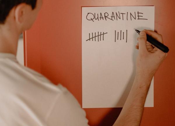 arafat cate zile stai in carantina conform noilor reguli vaccinatii si cei care au facut covid stau 5 zile 10 ceilalti reducerile e aplica si celor carantinati deja