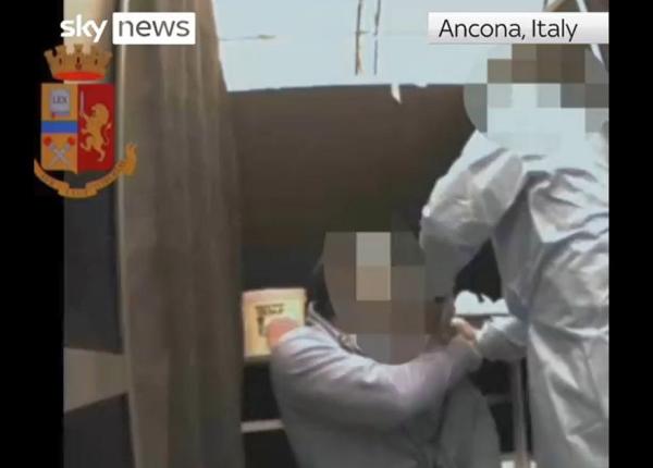 asistent medical retinut de politisti dupa ce a fost prins aruncand vaccinul covid certificate false de vaccinare pentru cel putin 50 de persoane