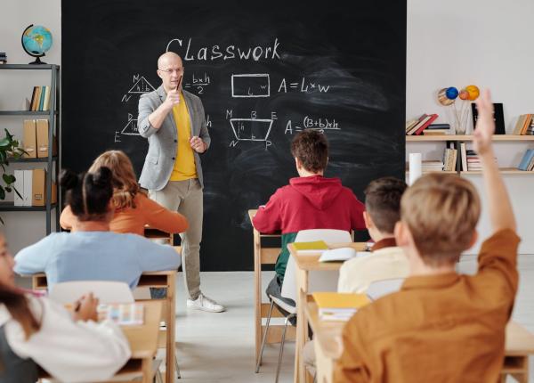 scolile nu se mai inchid in functie de vaccinarea profesorilor care este nou criteriu pentru trecerea la scoala online